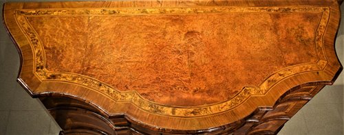 Straordinario Cassettone Luigi XVI con fronte mosso